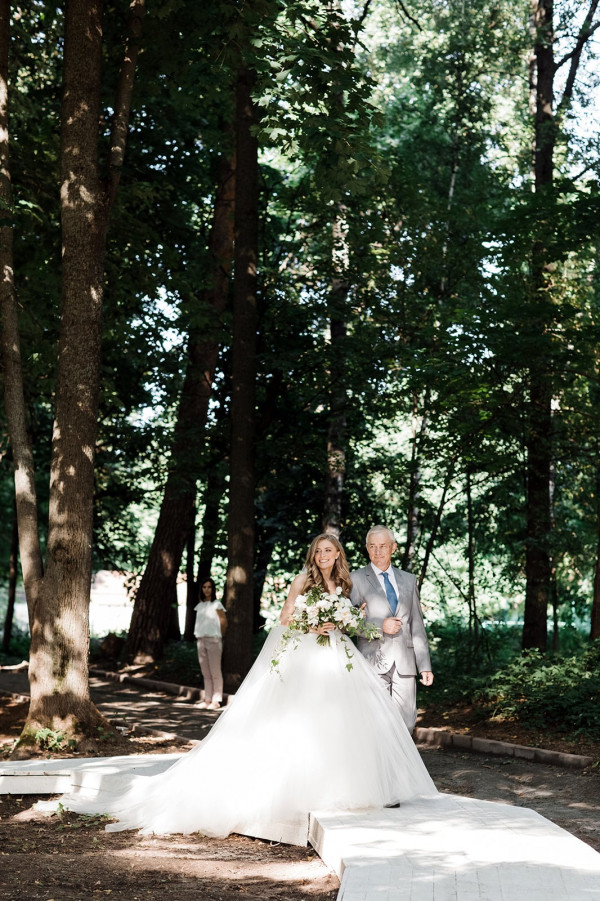 3 свадьбы в лесу среди елей и