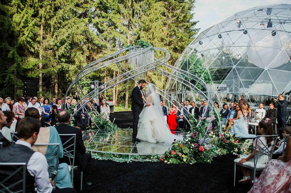 3 свадьбы в лесу среди елей и