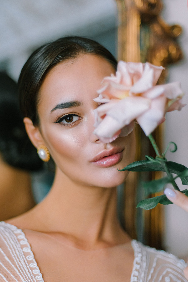 Сияющая кожа — основа свадебного макияжа