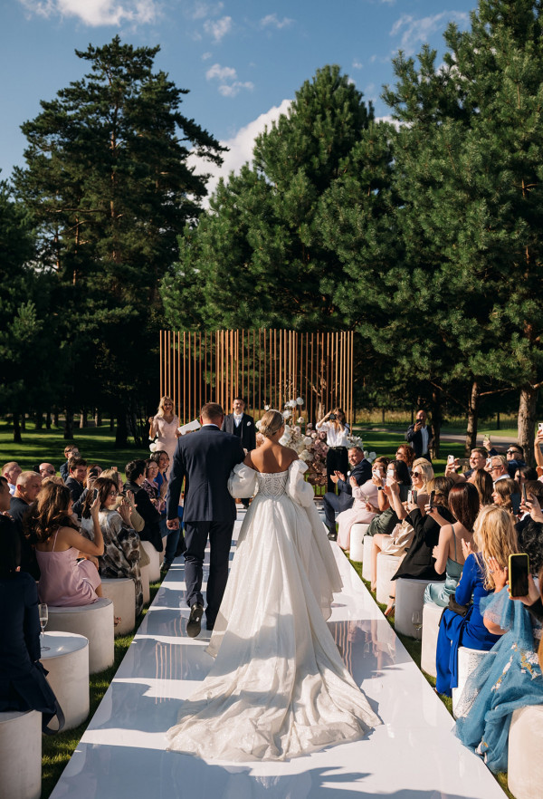 Невеста Алина в платье с трехметровым шлейфом