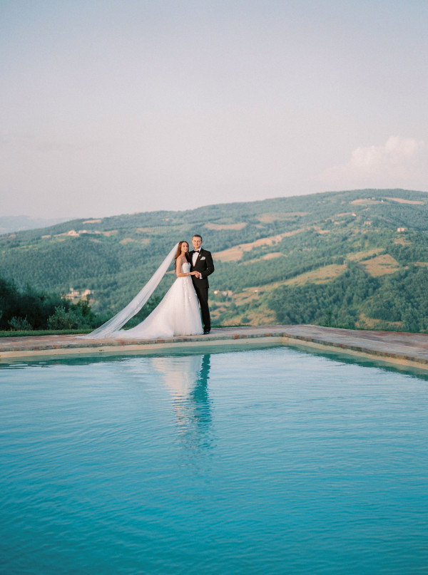 Итальянский свадебный ужин под оливковыми деревьями