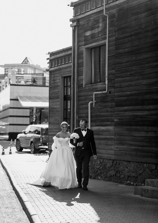 Невеста Алина в платье с трехметровым шлейфом