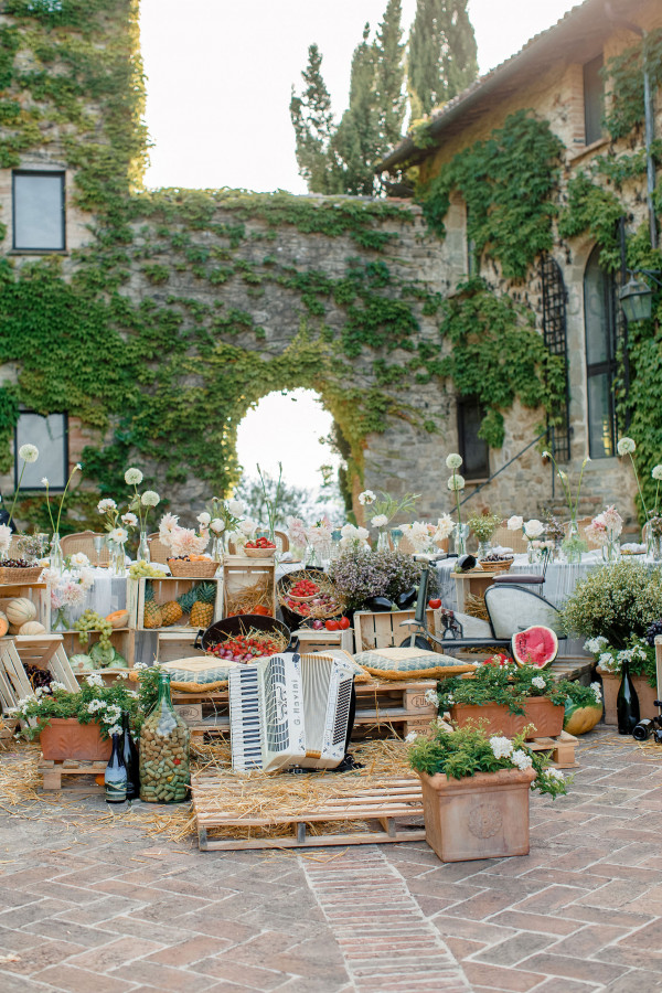 Итальянский свадебный ужин под оливковыми деревьями