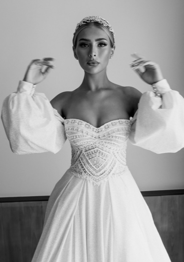 Невеста Алина в платье с трехметровым шлейфом