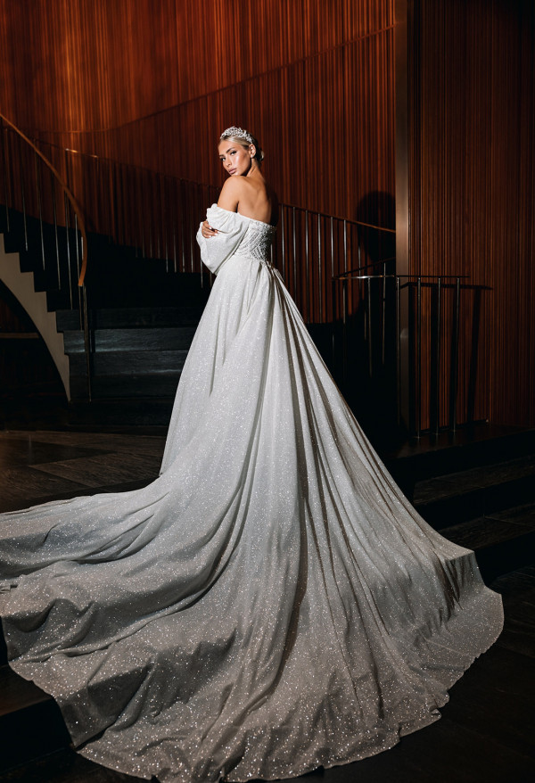 Невеста Алина в платье с трехметровым шлейфом