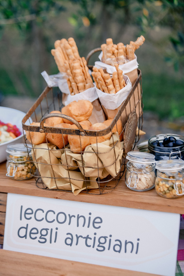 Итальянский свадебный ужин под оливковыми деревьями