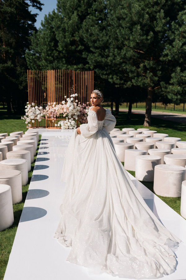 Невеста Алина в платье с трехметровым шлейфом