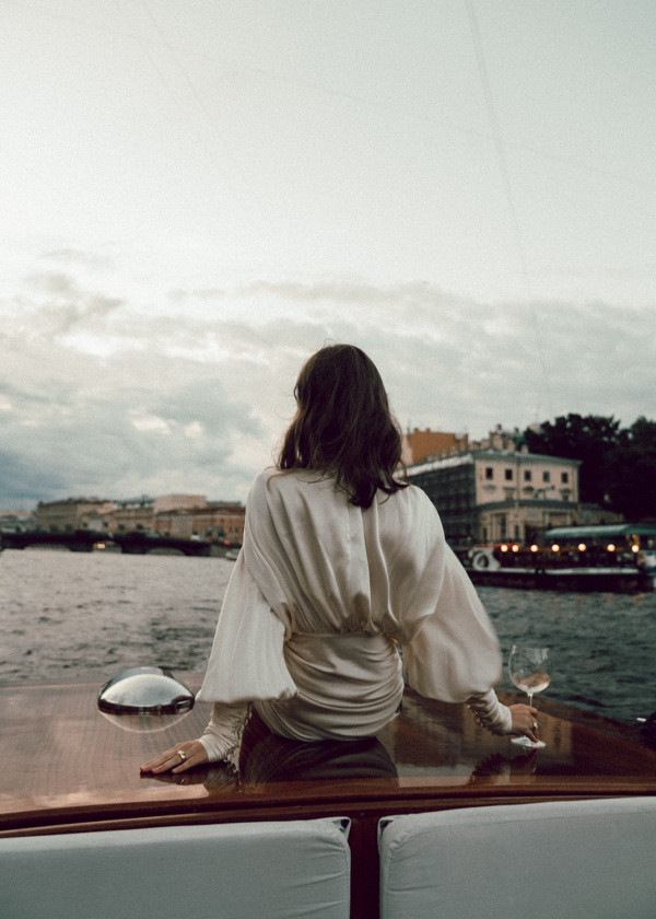 Предсвадебная съемка на катере в Санкт-Петербурге