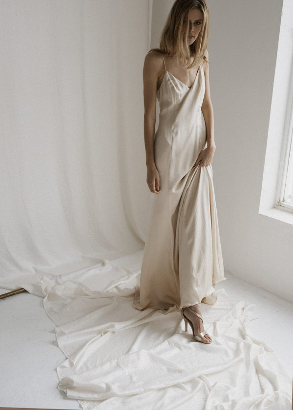 Шелковое платье-комбинация — лучший наряд для танцев