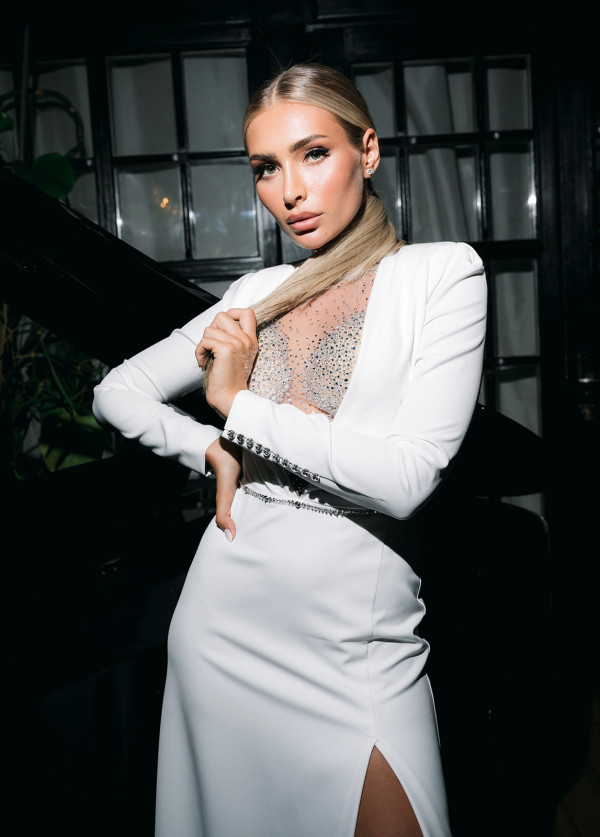 Невеста Алина в платье с трехметровым шлейфом