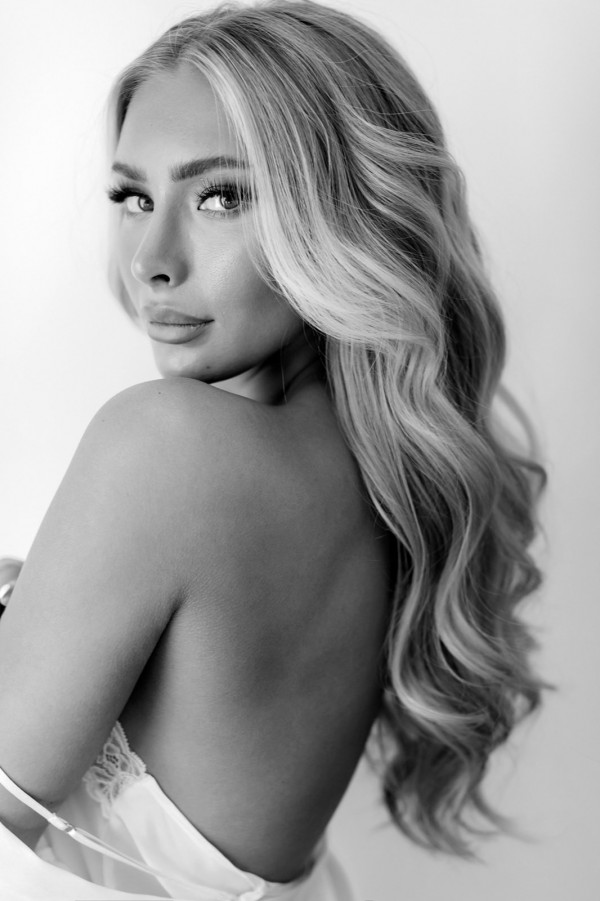 Невеста Алина в платье с трехметровым шлейфом