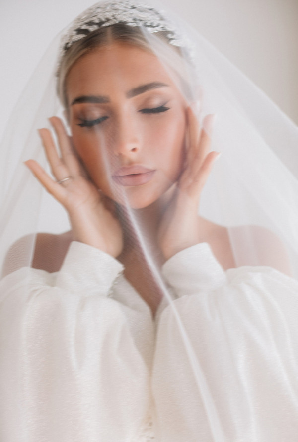 Невеста Алина в платье с трехметровым шлейфом