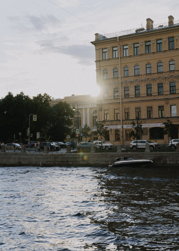 Предсвадебная съемка на катере в Санкт-Петербурге