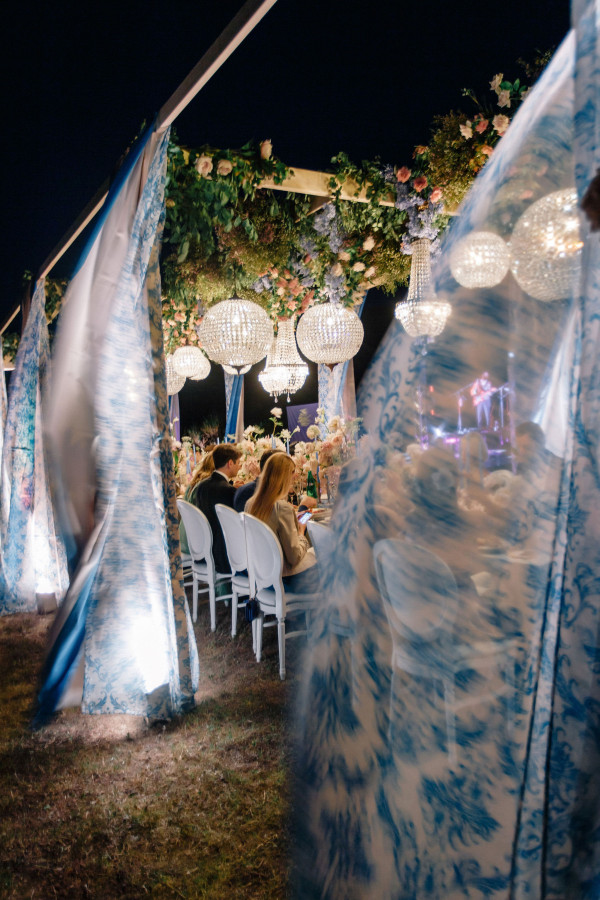 Итальянский свадебный ужин под оливковыми деревьями