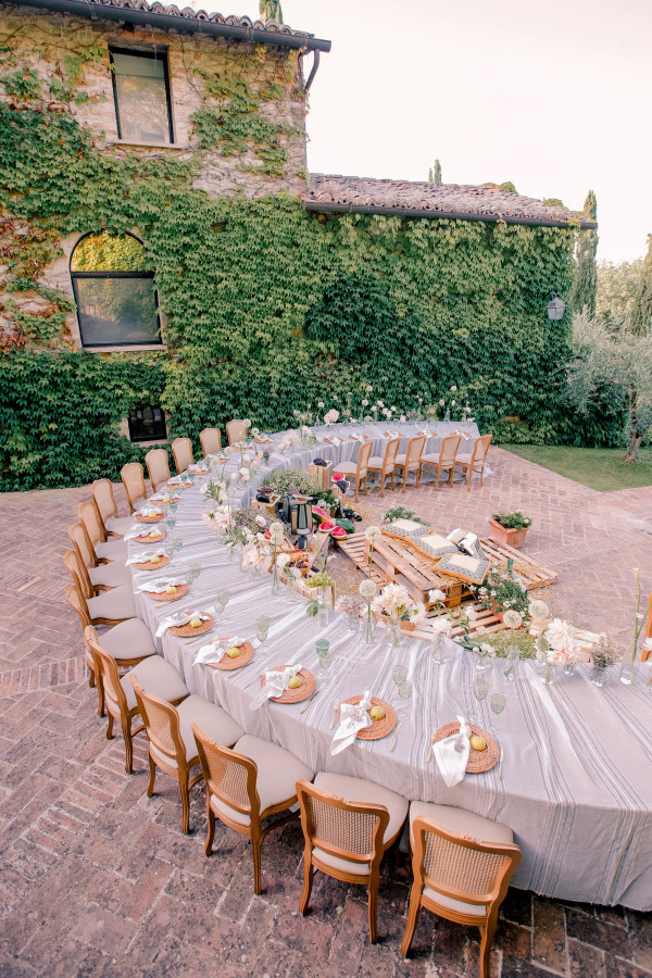 Итальянский свадебный ужин под оливковыми деревьями