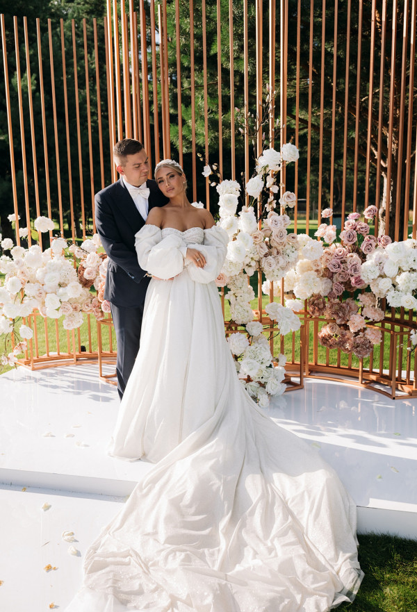 Невеста Алина в платье с трехметровым шлейфом