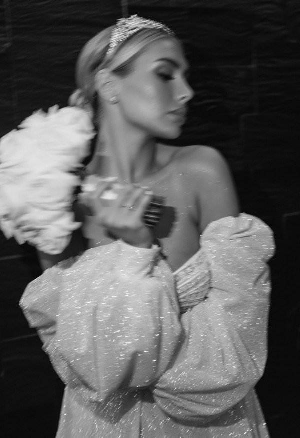 Невеста Алина в платье с трехметровым шлейфом