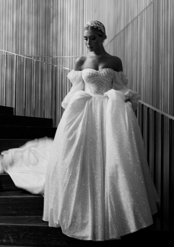 Невеста Алина в платье с трехметровым шлейфом