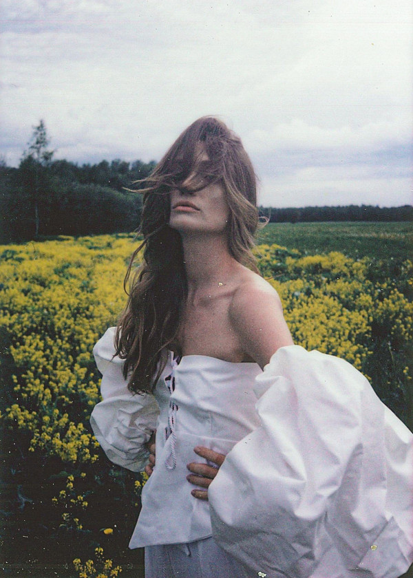 Фото на полароид — идея для предсвадебной