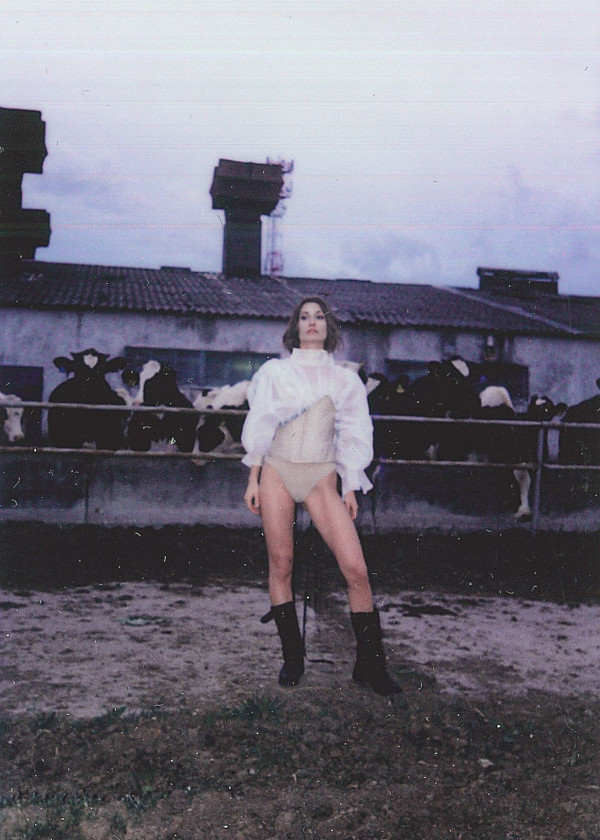 Фото на полароид — идея для предсвадебной