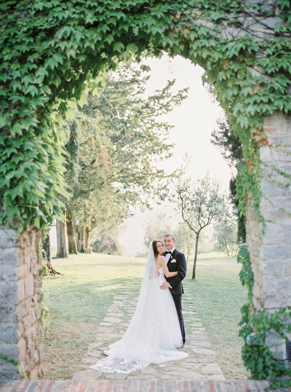 Итальянский свадебный ужин под оливковыми деревьями