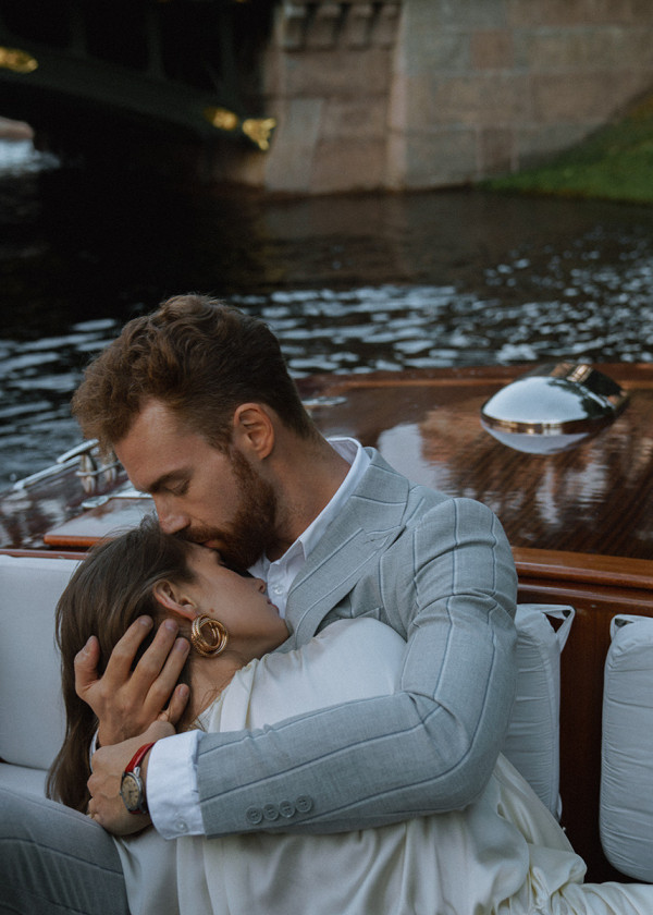 Предсвадебная съемка на катере в Санкт-Петербурге