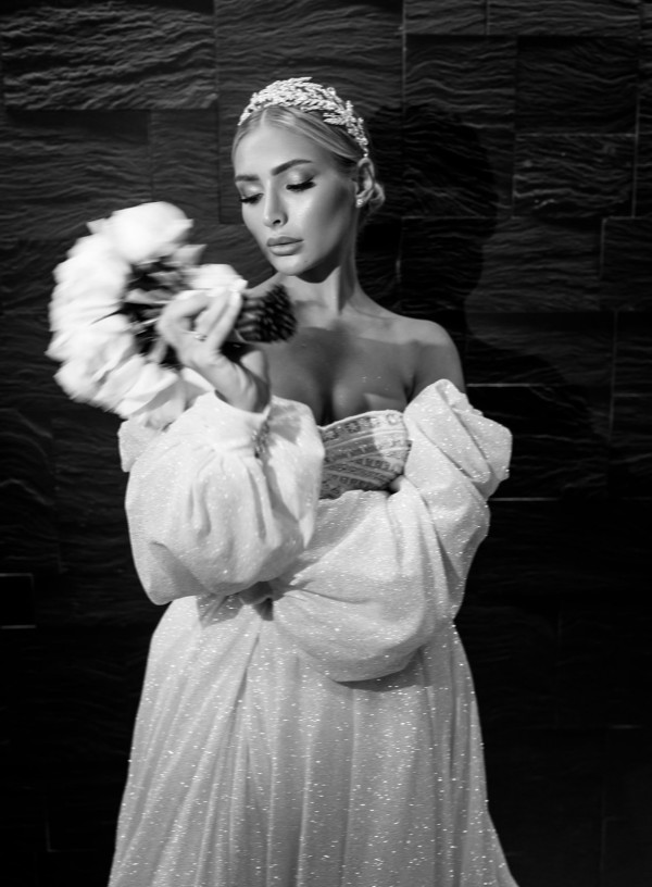 Невеста Алина в платье с трехметровым шлейфом