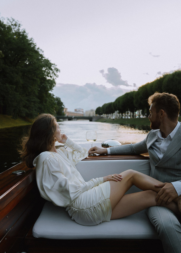 Предсвадебная съемка на катере в Санкт-Петербурге