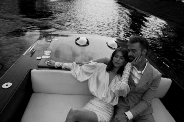 Предсвадебная съемка на катере в Санкт-Петербурге