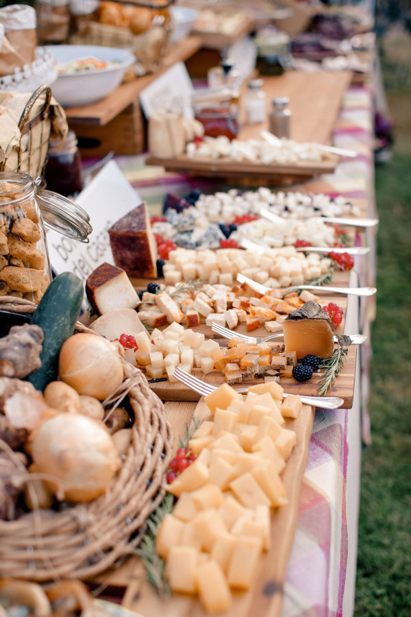 Итальянский свадебный ужин под оливковыми деревьями