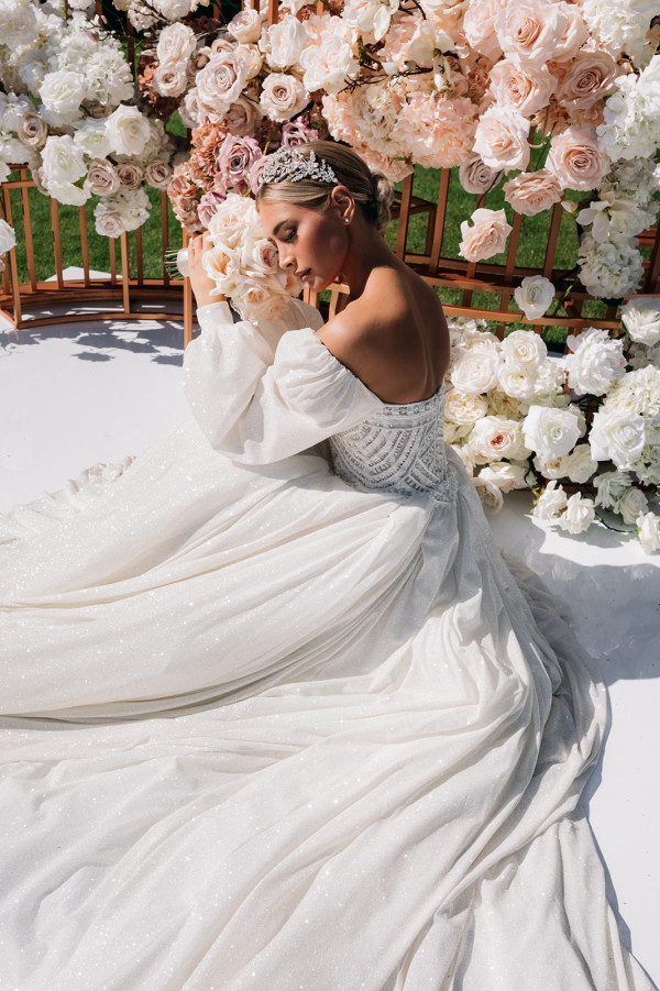 Невеста Алина в платье с трехметровым шлейфом