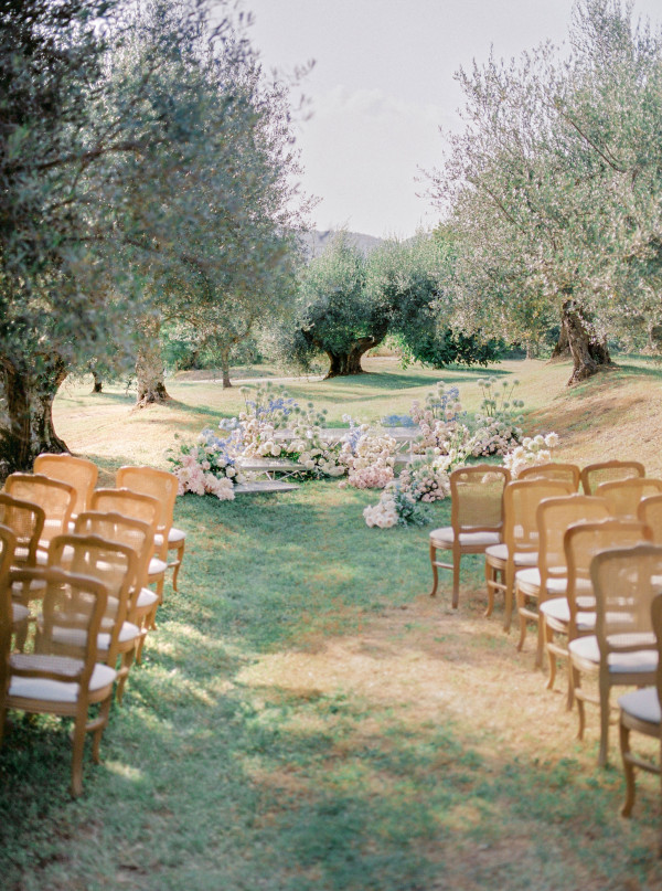 Итальянский свадебный ужин под оливковыми деревьями