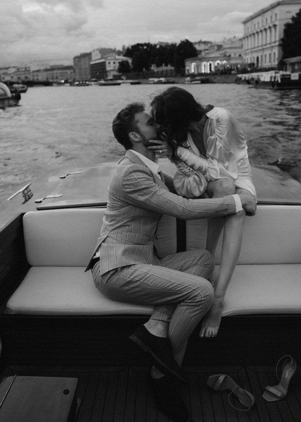 Предсвадебная съемка на катере в Санкт-Петербурге