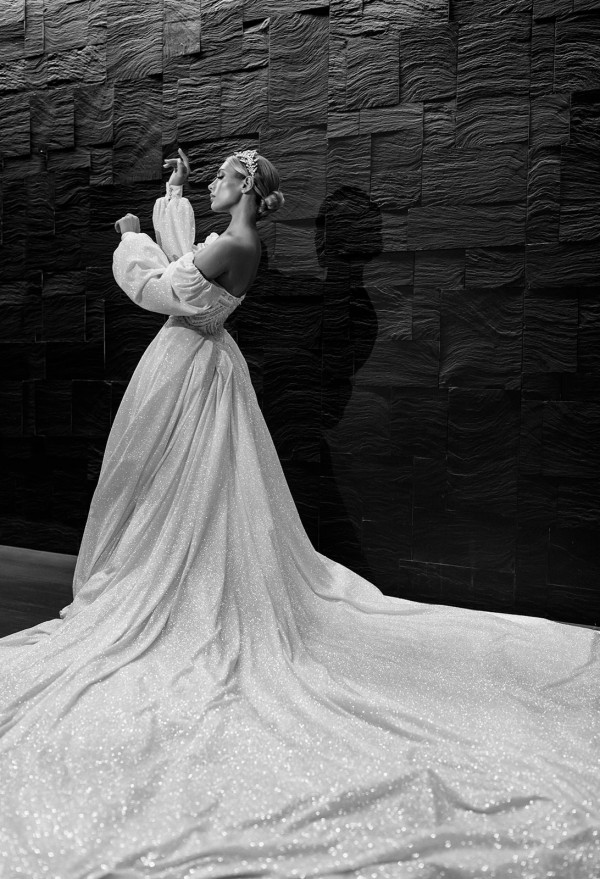 Невеста Алина в платье с трехметровым шлейфом