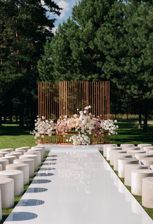 Невеста Алина в платье с трехметровым шлейфом