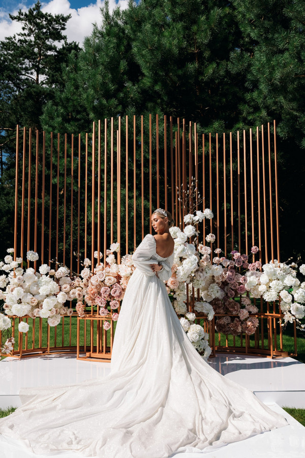 Невеста Алина в платье с трехметровым шлейфом