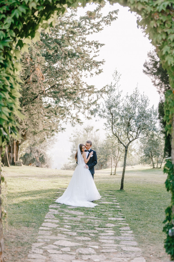 Итальянский свадебный ужин под оливковыми деревьями