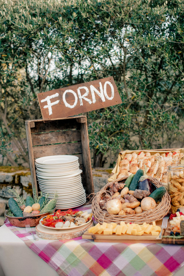 Итальянский свадебный ужин под оливковыми деревьями