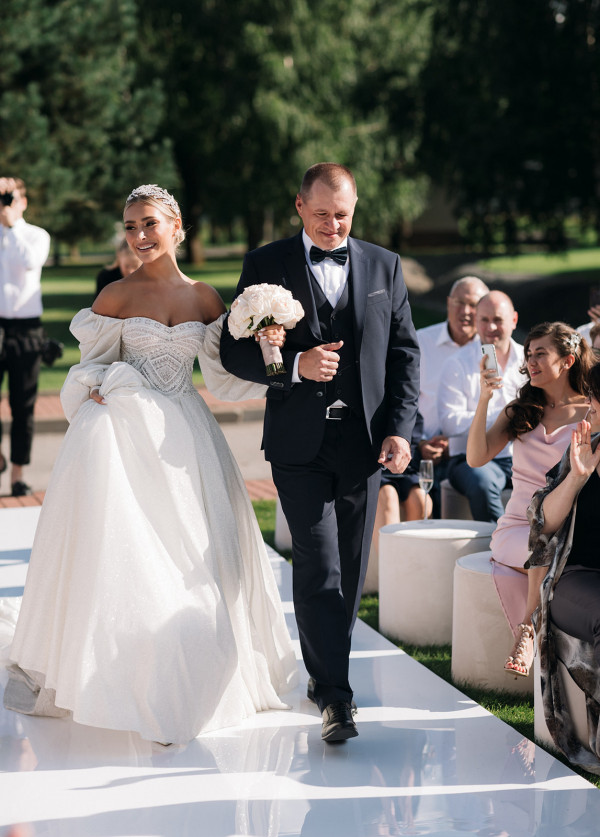 Невеста Алина в платье с трехметровым шлейфом