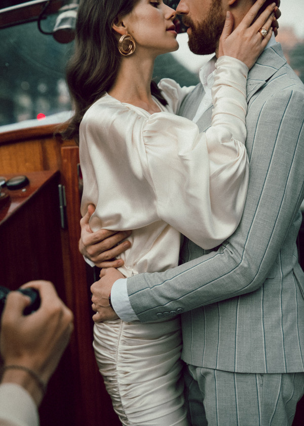 Предсвадебная съемка на катере в Санкт-Петербурге