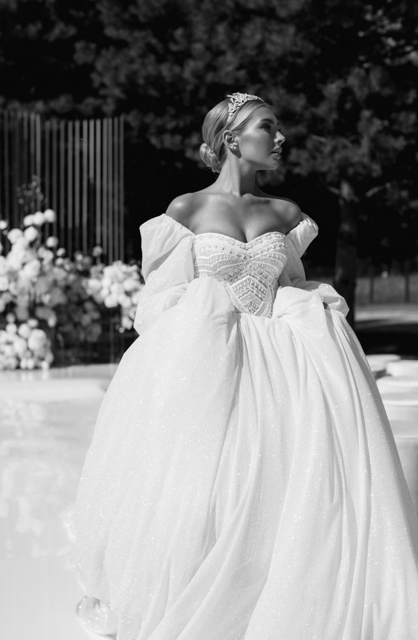 Невеста Алина в платье с трехметровым шлейфом