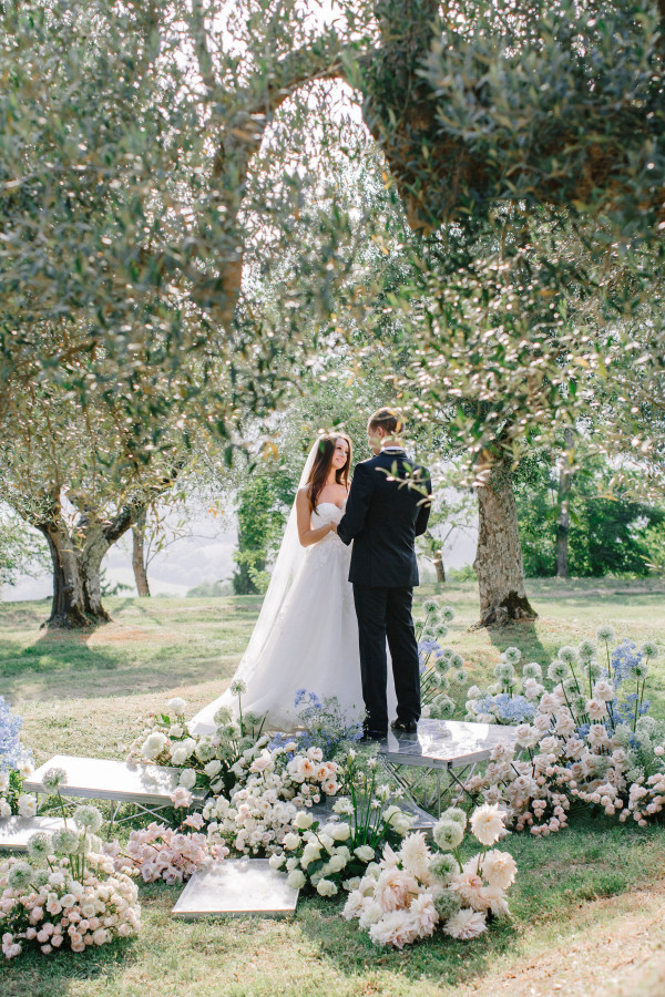 Итальянский свадебный ужин под оливковыми деревьями