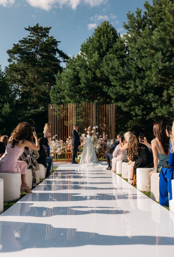 Невеста Алина в платье с трехметровым шлейфом