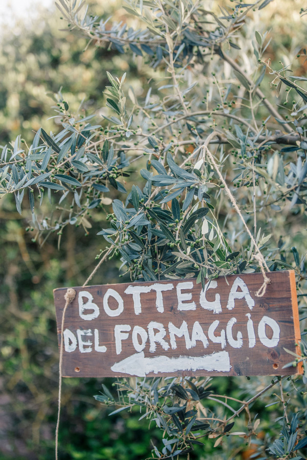 Итальянский свадебный ужин под оливковыми деревьями