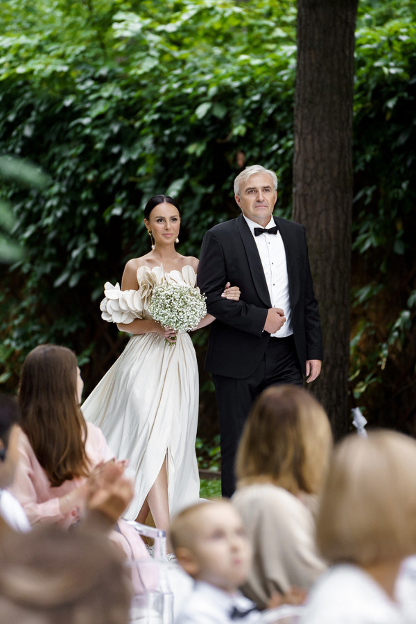 Нежное платье с лепестками в сказочной свадьбе