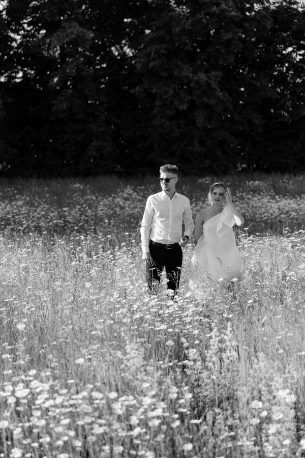 Летняя свадьба для двоих посреди цветущего поля