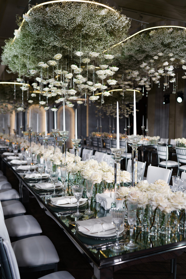 Нежное платье с лепестками в сказочной свадьбе