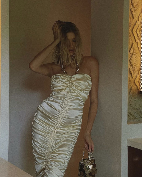 5 универсальных образов на свадьбу для беременных