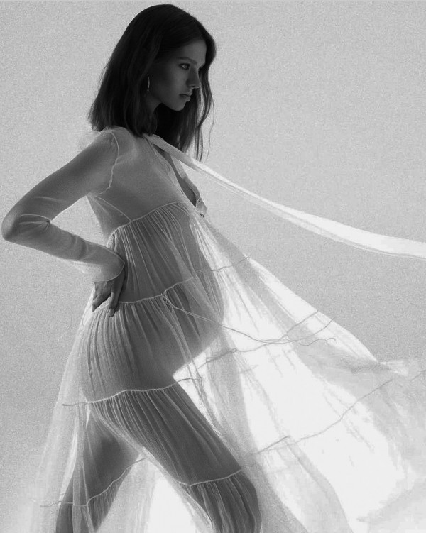 5 универсальных образов на свадьбу для беременных