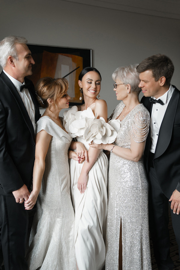 Нежное платье с лепестками в сказочной свадьбе